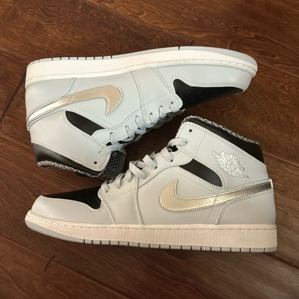 Air Jordan 1 Mid Size 12